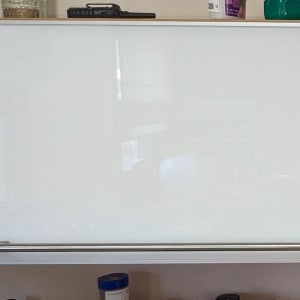 דלת זכוכית לבנה עם ידית מתכת