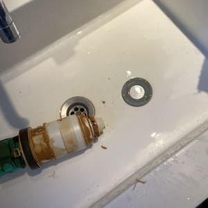 כיור עם כלי עבודה של אינסטלטור