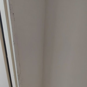 קיר צבוע בלבן עם סימני לכלוך בפינה