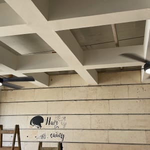 שני מאווררי תקרה מותקנים על תקרה לבנה