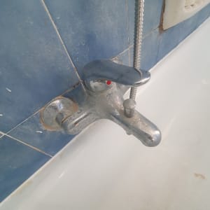 ברז אמבטיה עם כתמי חלודה ולכלוך