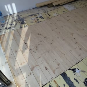 רצפת עץ מותקנת על רצפה ישנה עם קרשים בצד