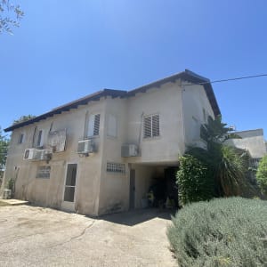 גג רעפים חום על בית דו קומתי