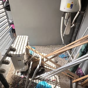 לכלוך ופסולת על הרצפה ליד מזגן חיצוני