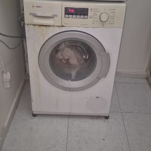 מכונת כביסה ומייבש בחדר כביסה