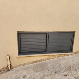 חלון אלומיניום אפור בקיר חיצוני