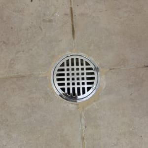 רצפת קרמיקה עם ניקוז מתכת עגול