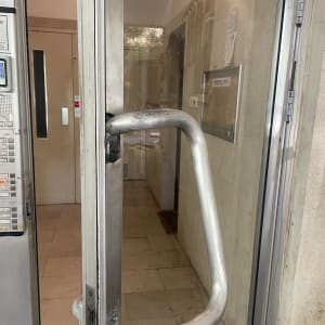 ידית דלת מתכתית בכניסה לבניין