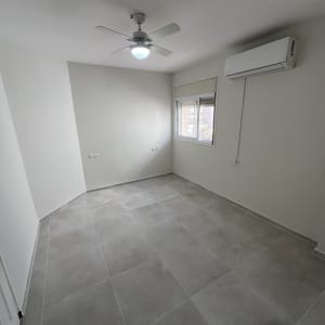 חדר ריק עם מאוורר תקרה ומזגן