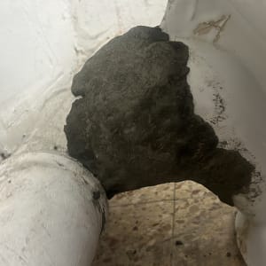 תמונה של צינור ותיקון בטון בתחום האינסטלציה