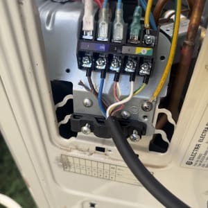 חיבורים חשמליים במזגן עם חוטים צבעוניים