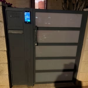 שער אלומיניום עם לוח מקשים ותאורה