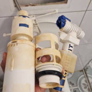 חלקי אינסטלציה ליד אסלה בשירותים