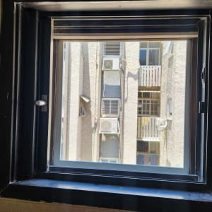 חלון אלומיניום עם מסגרת שחורה