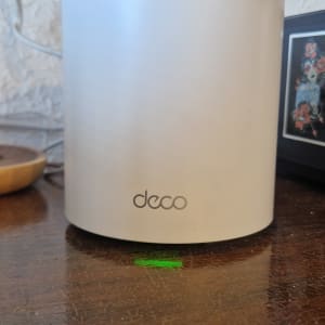 נתב רשת על שולחן עץ