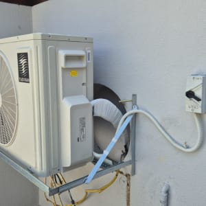 התקנת מעבה מזגן על תושבת חיצונית כולל חיבור חשמל וצנרת