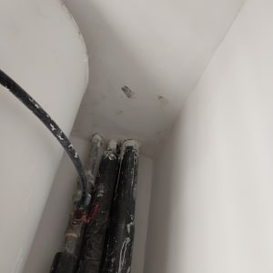 צינורות עם כתמי צבע על קיר לבן