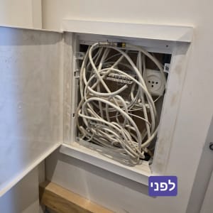 ארון תקשורת עם כבלים מסודרים