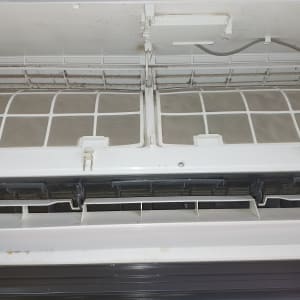 מסנן מזגן מלוכלך עם אבק