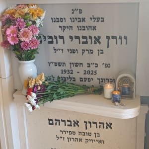 מצבה עם פרחים ונרות זיכרון