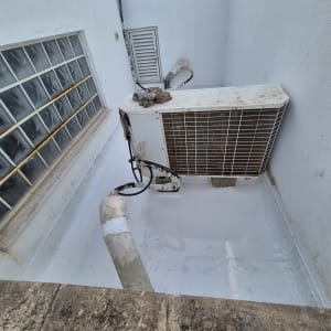 אזור עם מזגן וצנרת על גג אטום