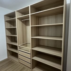 ארון עץ עם מדפים ומגירות בחדר ריק