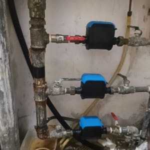 צינורות ומחברים עם ברזים כחולים בעבודת אינסטלציה