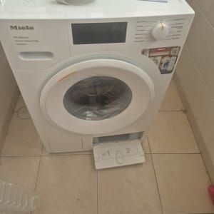 מכונת כביסה עם מגירת חומרי ניקוי פתוחה