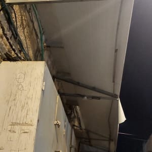 מסגרת מתכתית תומכת בגג מעל מבנה