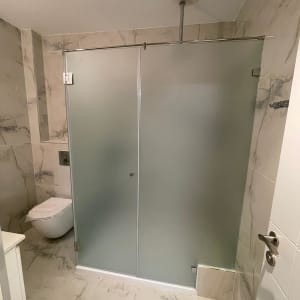 מקלחון זכוכית בחדר אמבטיה מודרני עם שירותים