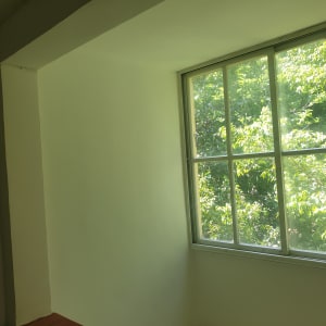 קיר צבוע בלבן ליד חלון גדול