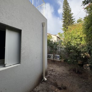 מעקה מתכת על גג שטוח של מבנה