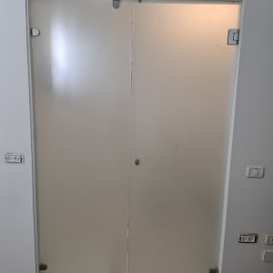 דלת זכוכית עם מסגרת מתכתית