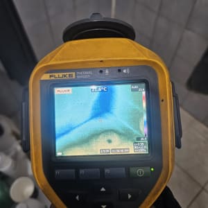 מד חום תרמי מציג תמונה צבעונית של טמפרטורות