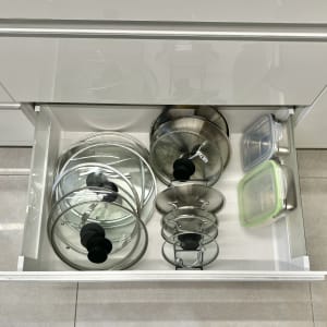 מכסים וסירים מסודרים במגירה במטבח
