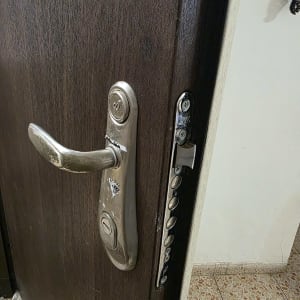 מנעול דלת עם ידית מתכת