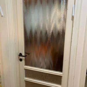 דלת עם זכוכית מט דקורטיבית