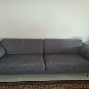 ספה אפורה עם כריות מושב ומשענת