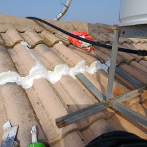 תיקון גג עם חומר איטום לבן