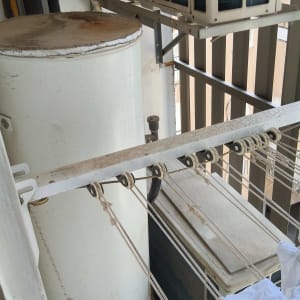 דוד שמש ומזגן על מרפסת