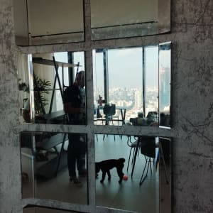 השתקפות של אדם עם מדף וכלי עבודה