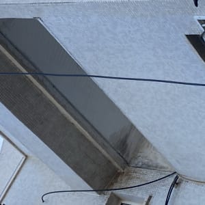 רשת למניעת כניסת יונים במרפסת בניין