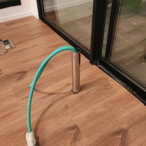 צינור ירוק יוצא מצינור מתכת ברצפה