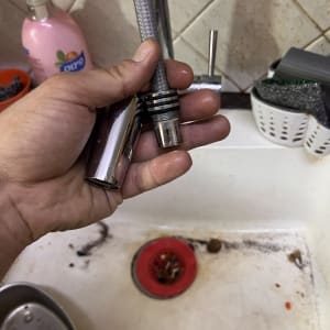 יד מחזיקה צינור ברז מתכת בכיור מטבח