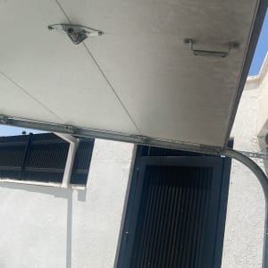 מנגנון שער הרמה חשמלי לחניה כולל מסילות וגלגלים