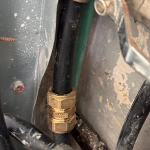 חיבור צינור מתכת עם מחבר פליז