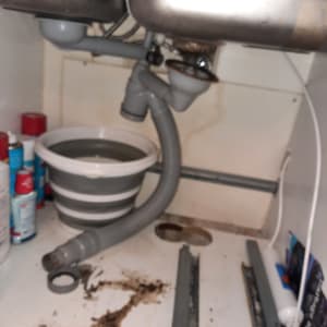 כיור כפול עם צינורות ניקוז מתחת לכיור