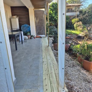 דק עץ חדש ליד מרפסת וגינה