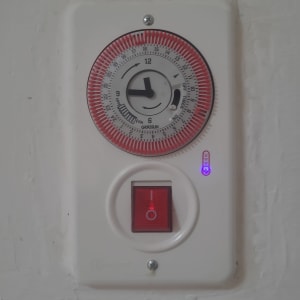 שעון טיימר עם מתג אדום לדוד שמש