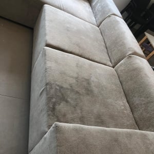 ספה עם כתמים לפני ניקוי